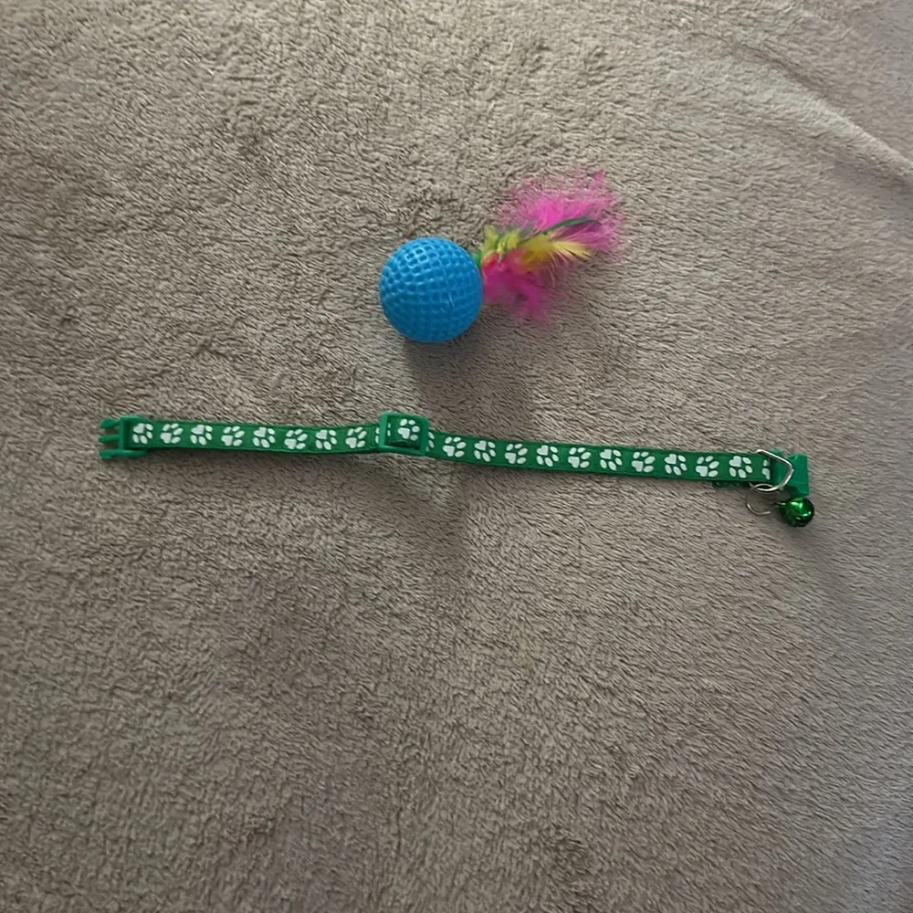 Cat green paw print adjustable collar with bonus feather ball toy New
